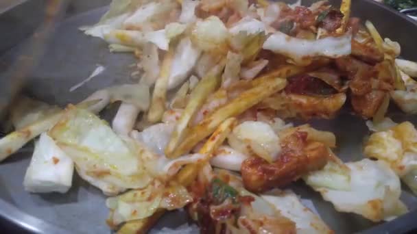 Дак Галби Традиционная Корейская Еда Жареная Курица Острым Соусом Овощами — стоковое видео
