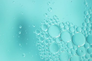 Su yüzeyinde yüzen petrol çemberlerinin soyut makro arka planı. Makro, su üzerindeki baloncukları yakından görüyor. Su makro fotoğraf arkaplanında yağ kabarcıkları