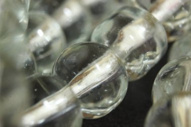 Seçici cam parlayan dua boncukları odaklı Makro fotoğraf ya da metin için fotokopi alanı olan tespih. Ramazan veya Müslümanlar için bayram dini kavramı.