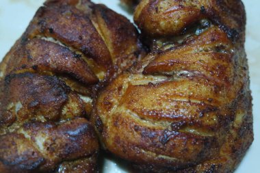 Kızarmış, ızgara fırında tavuk parçaları ve marine edilmiş baharatlar. Lezzetli kızarmış tavuk ızgarası.