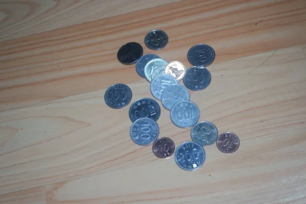 Αργυρό Λαμπερό Κορεάτης Κέρδισε Νόμισμα Διάσπαρτα Ένα Ξύλινο Πάτωμα — Φωτογραφία Αρχείου