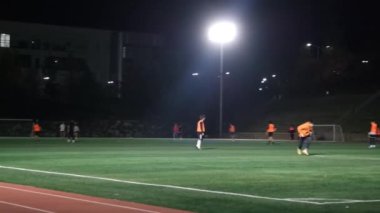 Parktaki yeşil çimlerin üzerinde hareket etme görüntüsü veya oyun için spor kursu