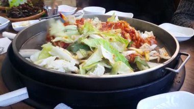 Dak galbi, geleneksel Kore yemekleri. Baharat soslu ve sebzeli kızarmış tavuk. Chuncheon, Kore Dakgalbi, bir çeşit tavuk yemeği.