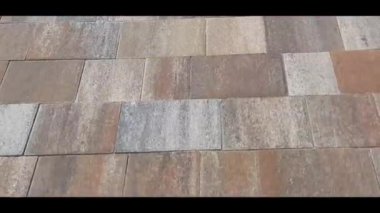 Tuğladan yapılmış beton yolda yürü. Patikada yürüyen sahne görüntüsü