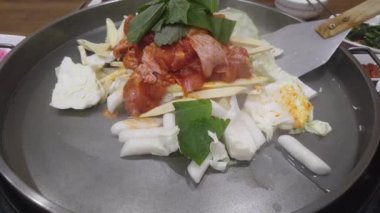 Dak galbi, geleneksel Kore yemekleri. Baharat soslu ve sebzeli kızarmış tavuk. Chuncheon, Kore Dakgalbi, bir çeşit tavuk yemeği.