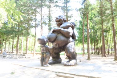 Namiseom, Güney Kore 1 Temmuz 2018: Çocuğunu emziren bir annenin ünlü dev heykeli