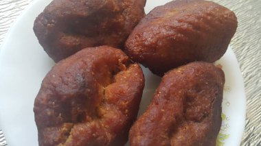 Khajoor 'un Pakistan ve Afganistan' da yaptığı geleneksel tatlı fırınının yakın görüntüsü ahşap zeminin üzerine seramik tabağa yerleştirilmiş.