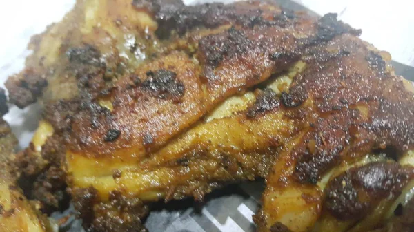 Trozos Pollo Parrilla Fritos Con Especias Marinadas Deliciosa Barbacoa Pollo —  Fotos de Stock