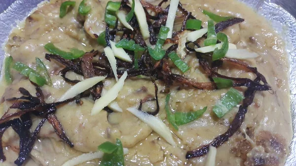 Haleem Paquistanês Tradicional Servido Com Salada Verde Cebola Frita Fundo — Fotografia de Stock