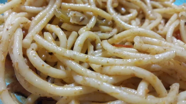 Fırıl fırıl dönen şehriye ya da makarna kasesinde makarna.