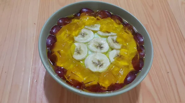 Creamy Saboroso Creme Doce Com Pedaços Banana Camadas Superfície Chão — Fotografia de Stock