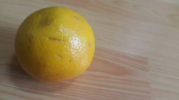 Vista Cercana Naranjas Sobre Suelo Madera Con Fondo Madera Fruta —  Fotos de Stock