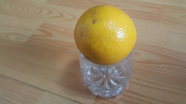 Vista Cercana Naranjas Sobre Vidrio Blanco Sobre Fondo Madera Fruta — Foto de Stock