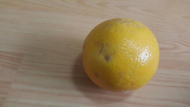 Ahşap zemin üzerindeki portakalların ahşap arka plandaki görüntüsünü kapat. Ahşap kaplamalı meyveler. Turuncu 'nun sağlıklı faydaları. 