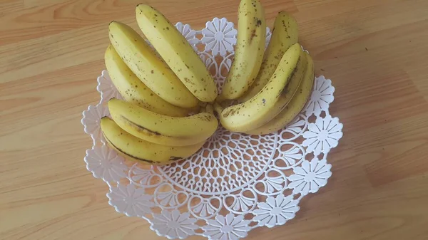 Vue Rapprochée Bananes Mûres Cultivées Placées Dans Changair Récipient Plastique — Photo