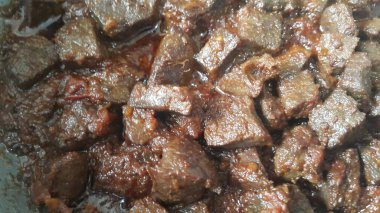 Biftekli tavuk ciğeri ve üzerine baharat. Geleneksel bir ev yapımı karaciğer yemeği.