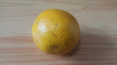 Ahşap zemin üzerindeki portakalların ahşap arka plandaki görüntüsünü kapat. Ahşap kaplamalı meyveler. Turuncu 'nun sağlıklı faydaları. 