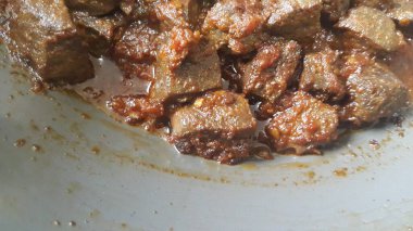 Biftekli tavuk ciğeri ve üzerine baharat. Geleneksel bir ev yapımı karaciğer yemeği.