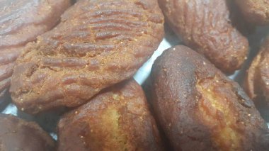 Khajoor 'un Pakistan ve Afganistan' da yaptığı geleneksel tatlı fırınına yakından bakın..