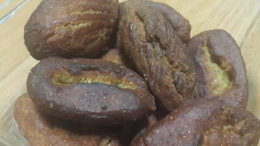 Khajoor 'un Pakistan ve Afganistan' da yaptığı geleneksel tatlı fırınının yakın görüntüsü ahşap zeminin üzerine yerleştirilmiş cam kasenin içinde.