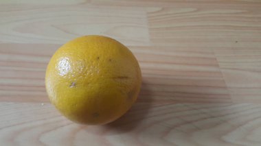 Ahşap zemin üzerindeki portakalların ahşap arka plandaki görüntüsünü kapat. Ahşap kaplamalı meyveler. Turuncu 'nun sağlıklı faydaları. 