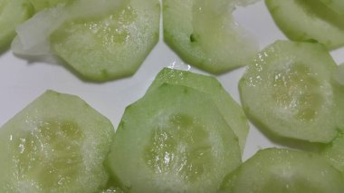 Taze salatalık dilimleri, sulu ve lezzetli dilimler, yemek arkaplanı.