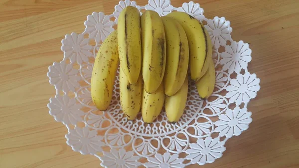Vista Perto Banana Madura Cultivada Colocado Changair Plástico Recipiente Piso — Fotografia de Stock