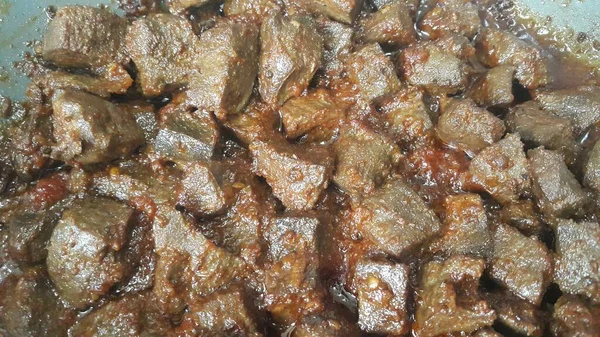 煮込み鶏の肝臓のスパイスを間近で見ることができ 伝統的な家庭でおいしい肝臓料理が作られました — ストック写真