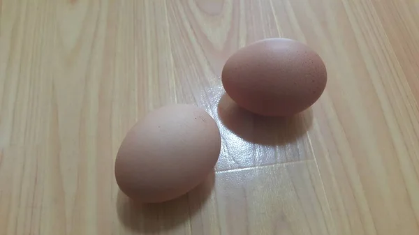 Huevos Frescos Pollo Granja Colocados Suelo Madera Bajo Luz Mercado — Foto de Stock