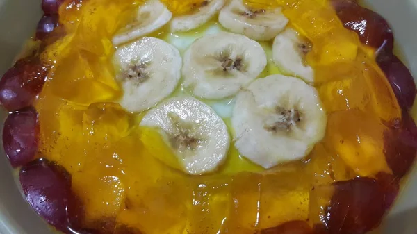 Cremig Leckere Süße Pudding Mit Bananenstücken Auf Der Oberfläche Geschichtet — Stockfoto
