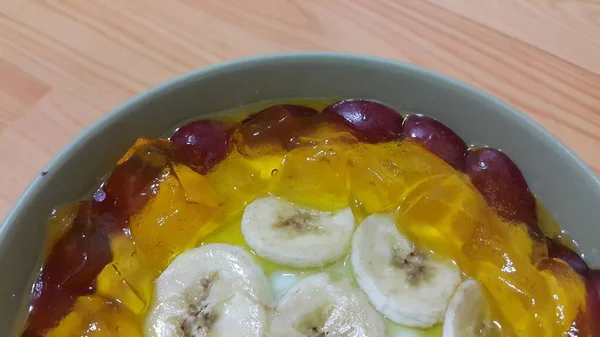 Cremig Leckere Süße Pudding Mit Bananenstücken Auf Der Oberfläche Auf — Stockfoto