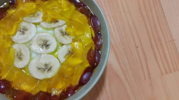 Cremosa Crema Dulce Sabrosa Con Trozos Plátano Capas Superficie Suelo —  Fotos de Stock