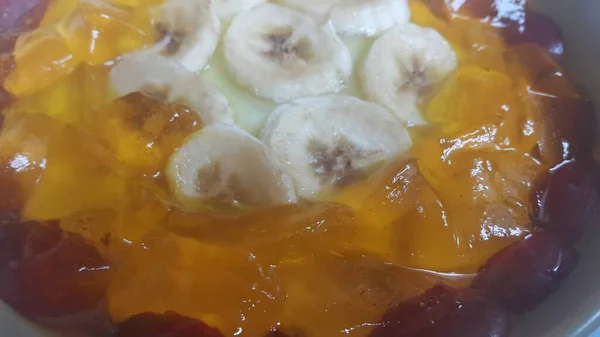 Romige Smakelijke Zoete Vla Met Bananenstukjes Het Oppervlak Een Van — Stockfoto