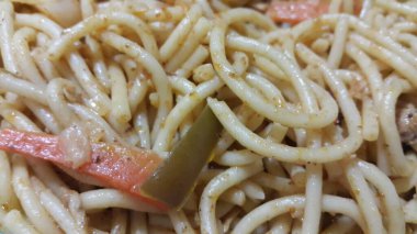 Fırıl fırıl dönen şehriye ya da makarna kasesinde makarna.