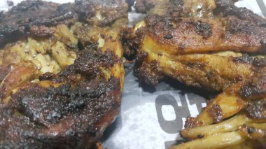 Kızarmış, ızgara fırında tavuk parçaları ve marine edilmiş baharatlar. Lezzetli kızarmış tavuk ızgarası.