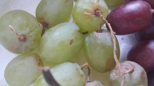 Een Close Van Groene Paarse Druiven Trossen Zoete Sappige Smakelijke — Stockfoto