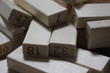 Üzerine kazınmış harfler kazınmış tahta bloklar yığını. Çocuklar yaratıcı çalışmalar için oyuncak.