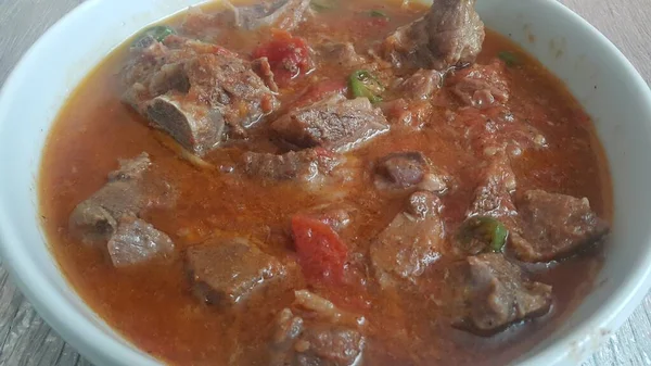 Uma Vista Perto Cubos Carne Frango Cozido Com Especiarias Prato — Fotografia de Stock