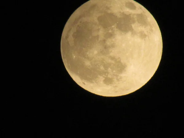 地球的月亮在黑色背景上闪耀 月亮在漆黑的夜空中通过心灵感应摄像机拍下了特写 — 图库照片