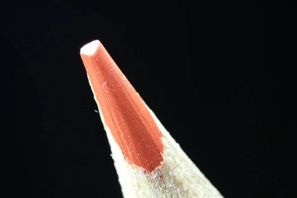 鋭利な鉛筆を閉じる 黒い背景の鉛筆の先端のマクロビュー — ストック写真