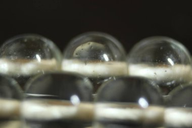 Seçici cam parlayan dua boncukları odaklı Makro fotoğraf ya da metin için fotokopi alanı olan tespih. Ramazan veya Müslümanlar için bayram dini kavramı.