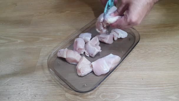 Carne Pollo Tagliata Pezzi Cucina Con Forbice Cibo Affilata Mani — Video Stock