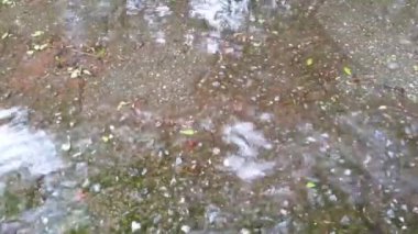 Şeffaf su dalgalı yüzey hareket arkaplanı ve tepeden düşen su damlaları