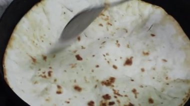 Mangırı fırının üstüne koyarak roti chapati naan paratha yapıyorum.