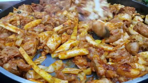 Dak Galbi 韩国传统食品烹调 炸鸡配调味酱和蔬菜 Chuncheon Korea Dakgalbi 有点像鸡肉食品 — 图库视频影像