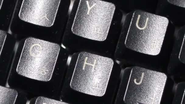 白い文字と黒のキーボードキーのクローズアップアニメーション ノートパソコンやノートパソコンのキーボードキーの英語の文字の表示を閉じる — ストック動画
