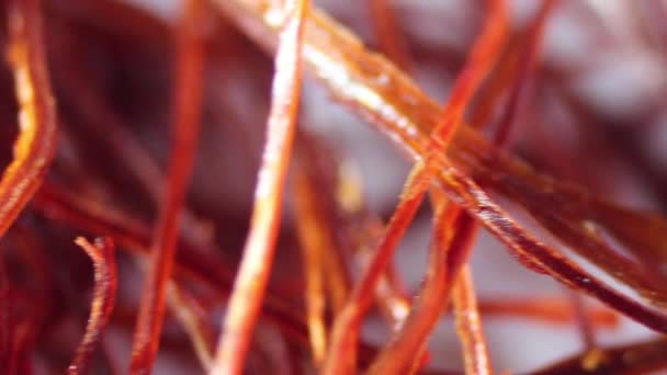 サフランスレッドの上部ビューを閉じます 乾燥サフラン赤スティグマスレッドのマクロビュー オレンジレッドサフランのフードバックコンセプト — ストック動画