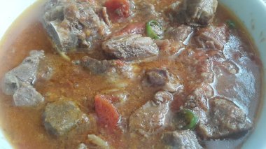 Baharatlı tavuk etlerinin yakın plan görüntüsü. Geleneksel bir ev yapımı tavuk eti yemeği.