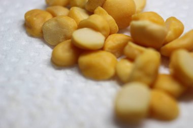 Sarı nohut mercimek çekirdekleri makro yakın çekim görüntüsü. Beyaz bulanık arkaplanda Chana daal ya da sarı bezelye.