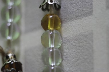 Seçici cam parlayan dua boncukları odaklı Makro fotoğraf ya da metin için fotokopi alanı olan tespih. Ramazan veya Müslümanlar için bayram dini kavramı.